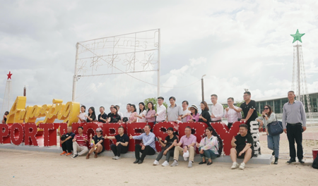 Chinese Visitors From First Southern China Airlines Inaugural Flight Png