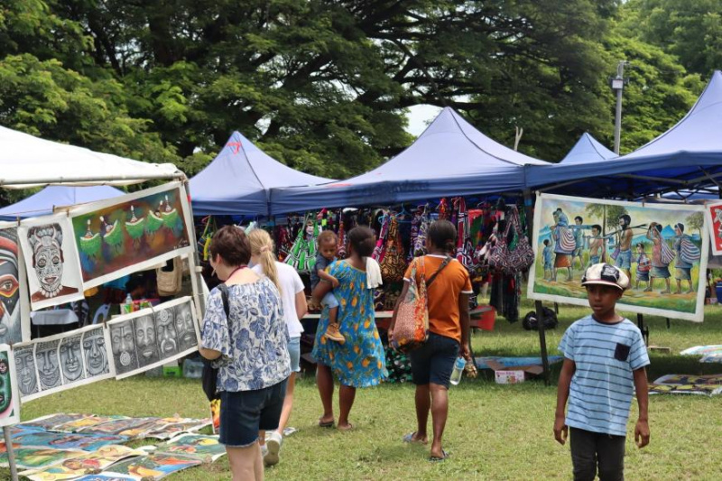 50 Reasons To Travel In Papua New Guinea Visitors Browsing The Monthly Pom City Markets Pascoe Promotions